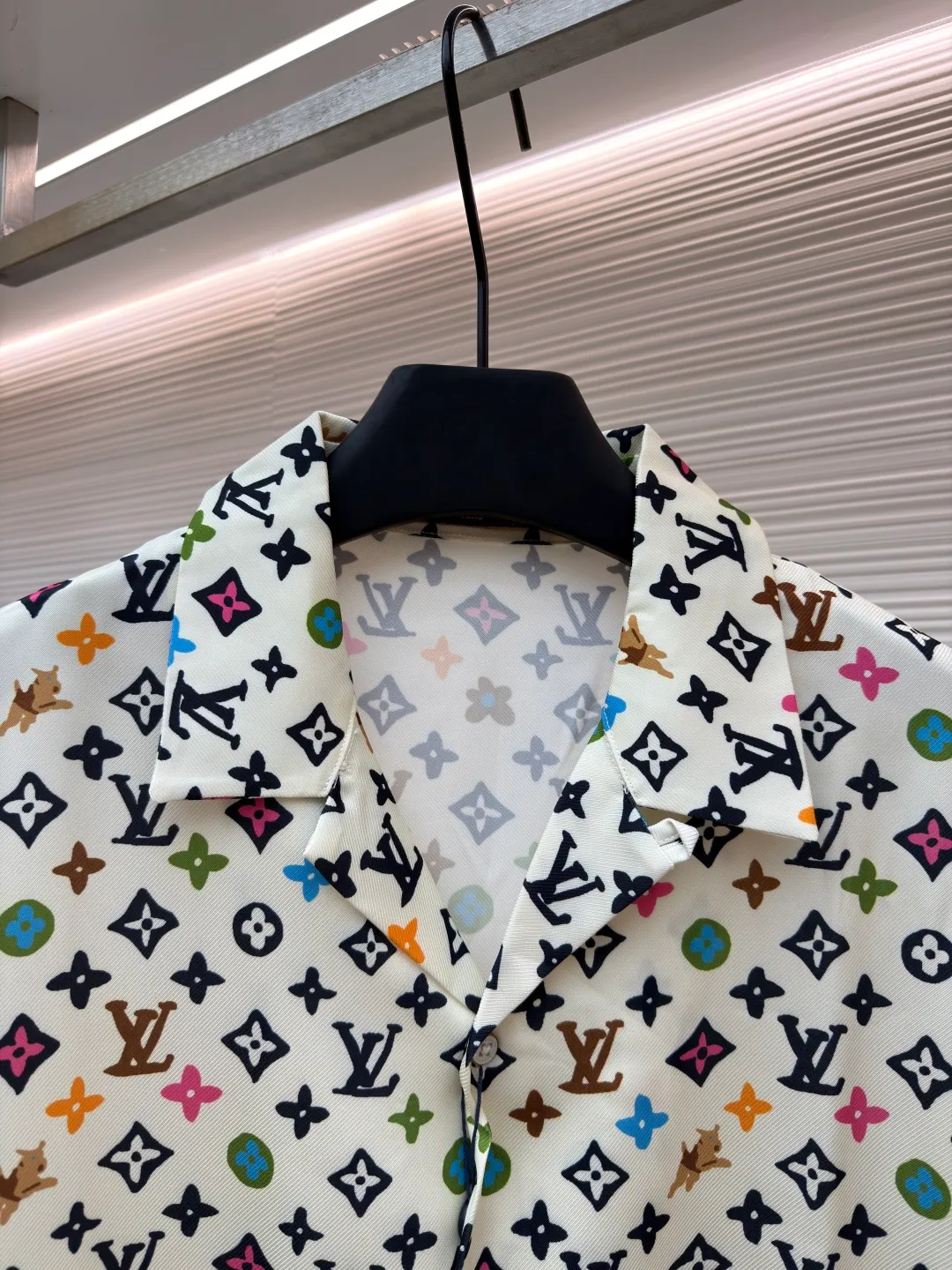 LOUIS VUITTON Tyler co-branded printed shirt ●Original version: Purchased and developed for 14600 ●Item number: 1681497-A85 ●Fabric: Tencel double-sided twill satin fabric ●Technology: Printing ●Color: Color ●Version: Fitted version ●Weight: about 240 grams ●Size: XS-S-M-L ●Description: The fabric is made of Tencel double-sided twill satin, active digital direct printing technology, imported environmentally friendly biodegradable penetrating ink printing, Y-plate pattern design is scanned, high-definition detailed drawings are drawn with hand-made electronic pens, and the letter edge color penetration effects are all available. The pattern is cut from a piece of cloth, the front panel is restored, and all the letters on the front and back cuffs are positioned as the starting position. Positioning letters are taken from both sides of the collar corner. Bronze material hand-stitched buttons are molded and inlaid with natural shells and white butterfly engraved buttons on the inside. The overall wiring is straight and delicate, the fabric is comfortable and soft, and the color is consistent without color difference. It can be matched with the same style to create a fashionable look and control various occasions. Customized accessories, complete with three standards, same style for men and women!